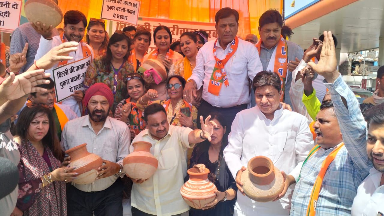 दिल्ली में जल संकट को लेकर सांसद खंडेलवाल ने आज मॉडल टाउन में मटके फोड़े और केजरीवाल का पुतला जलाया  मंत्री आतिशी को अब इस्तीफ़ा दे देना चाहिए - खंडेलवाल