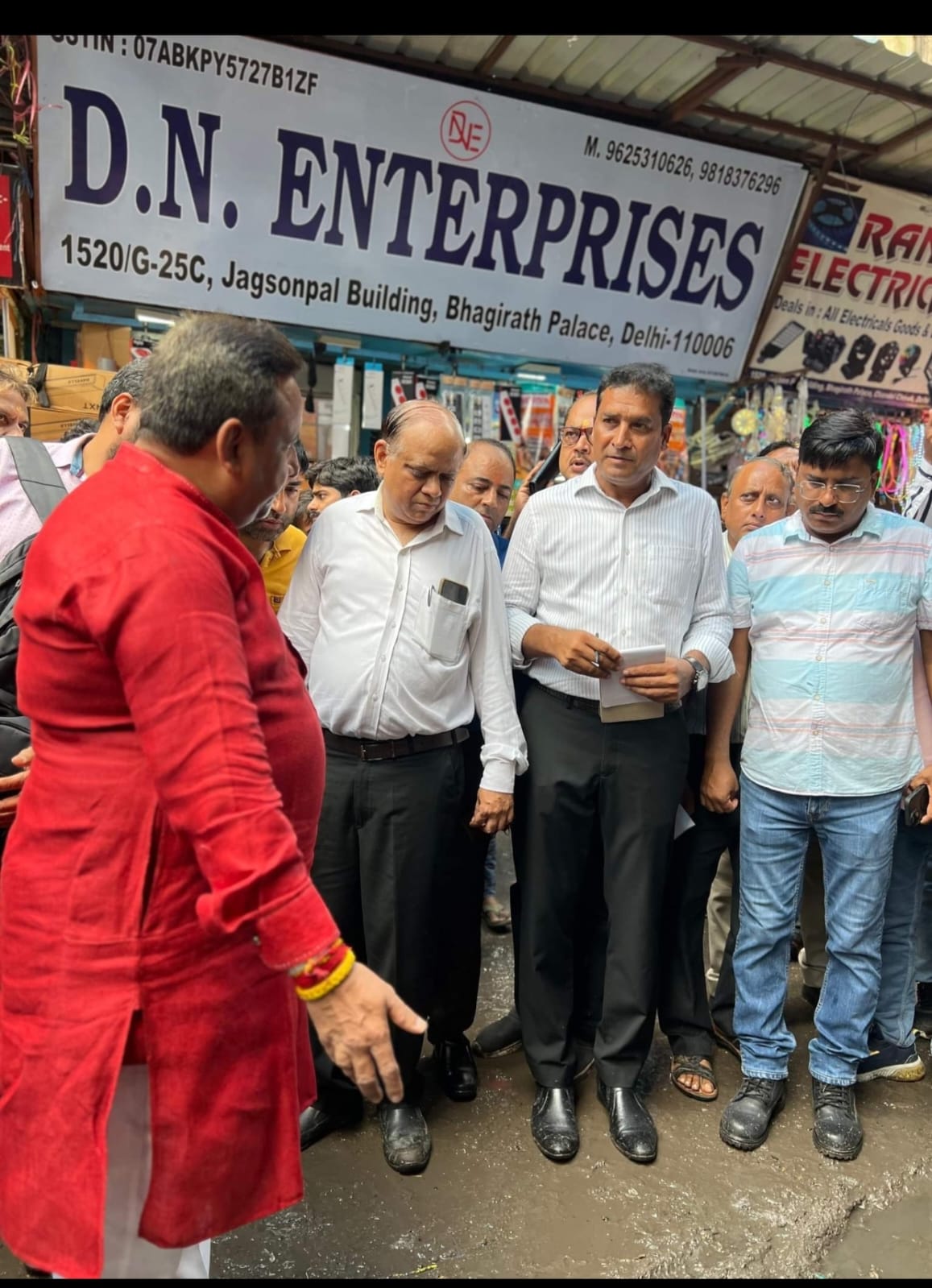 सांसद प्रवीन खंडेलवाल ने चांदनी चौक और खारी बावली का निरीक्षण किया; नागरिक समस्याओं पर त्वरित कार्रवाई के निर्देश दिए