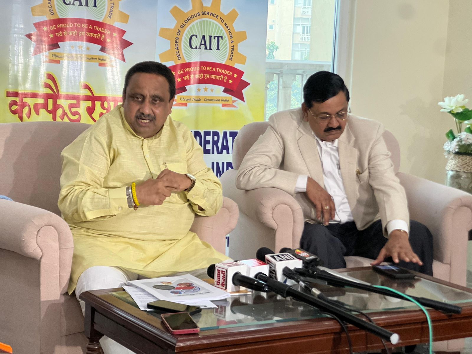 कैट ने किराना स्टोर्स को निशाना बनाने वाले क्विक कॉमर्स प्लेटफॉर्म्स द्वारा नियामक उल्लंघनों को उजागर करने के लिए आज जारी किया श्वेत पत्र